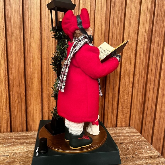 Vintage Dickens’ Collection  Smiles IND Girl Caroler GUC. Lights Up And Plays - Picture 6 of 11